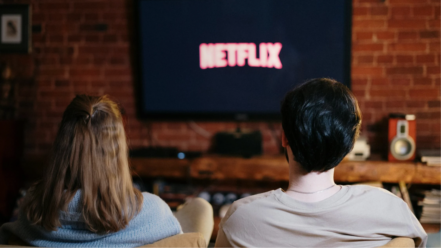 Mann und Frau vorm Fernseher schauen Netflix