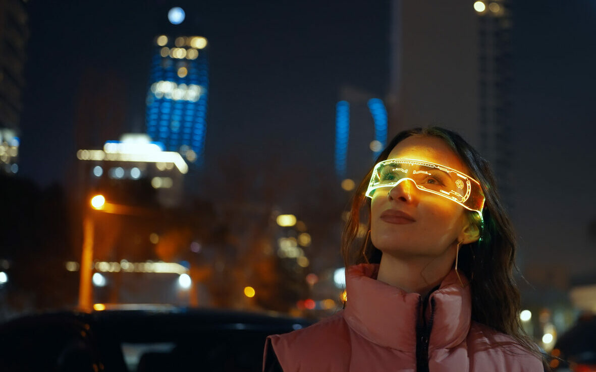 Eine Frau mit einer futuristisch, leuchtenden Brille.