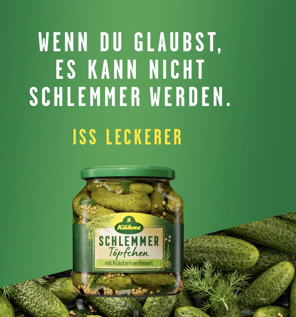 Ein Glas Kühne Schlemmer-Töpfchen mit Gewürzgurken und dem Slogan 