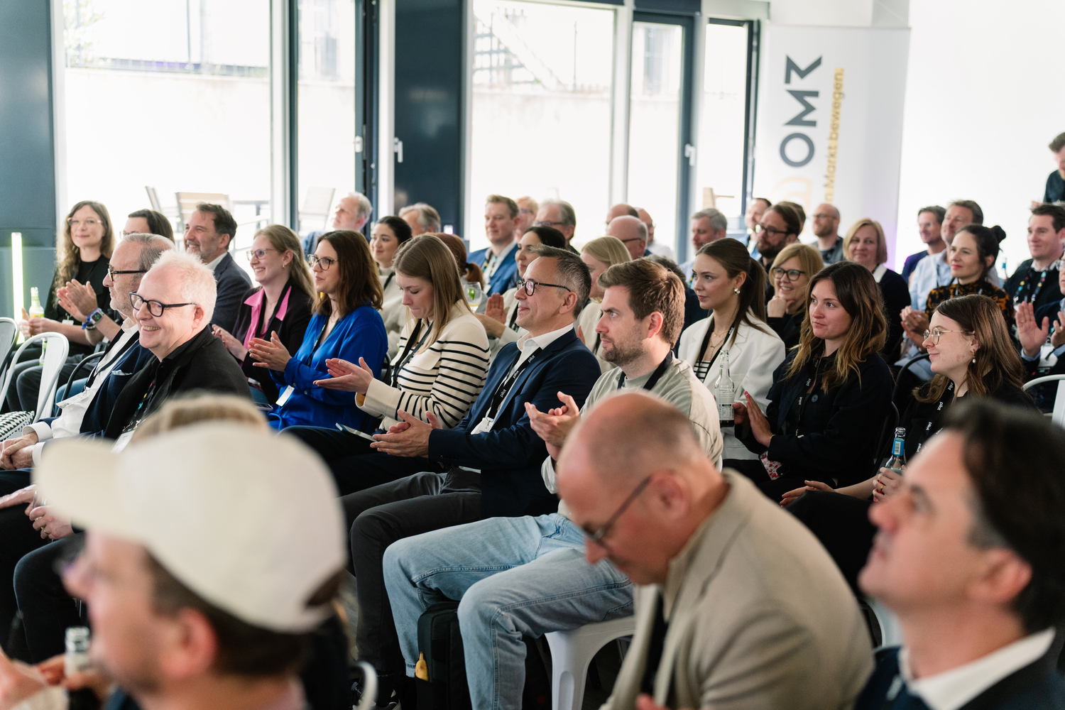 Ein Publikum applaudiert nach einer Diskussion oder Präsentation beim Pilot@OMR2024.