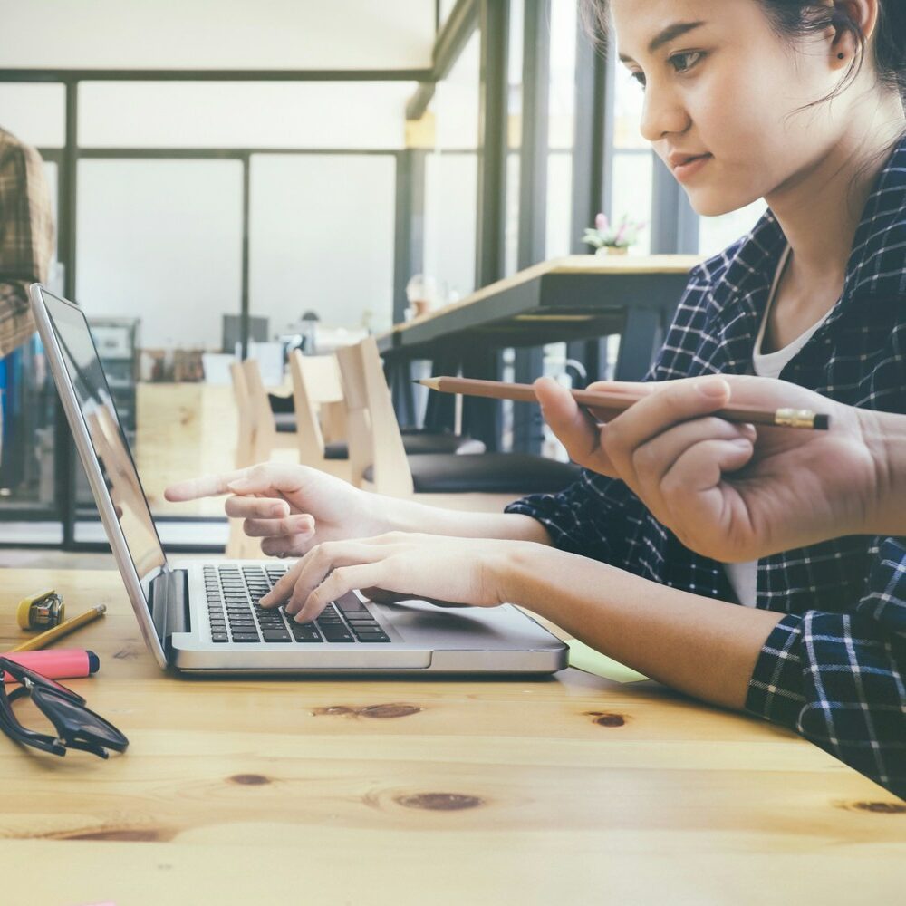 Eine Frau, die am Laptop sitzt