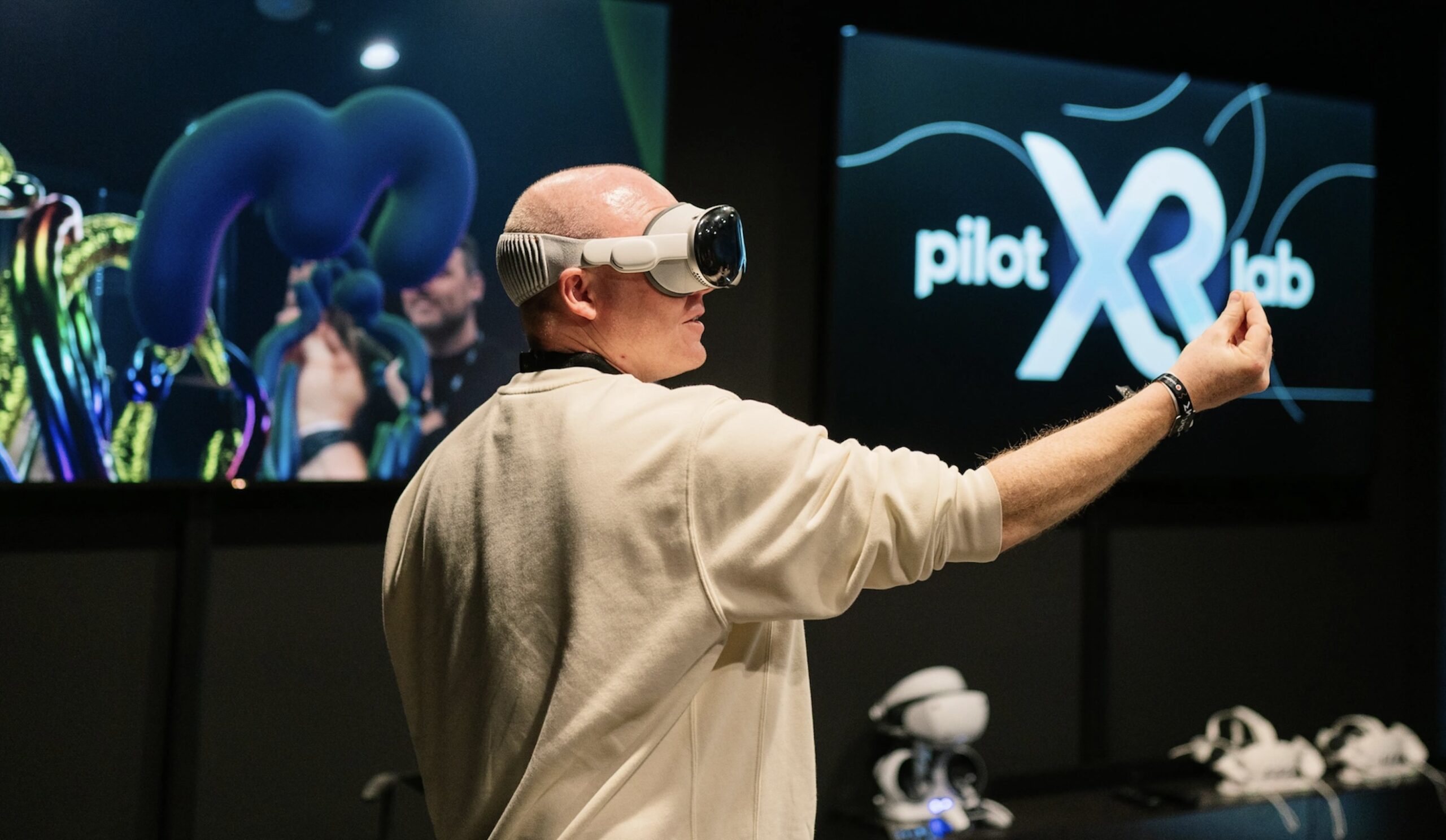 pilot Mitarbeiter im pilot XR-Lab trägt eine Apple Vision Pro