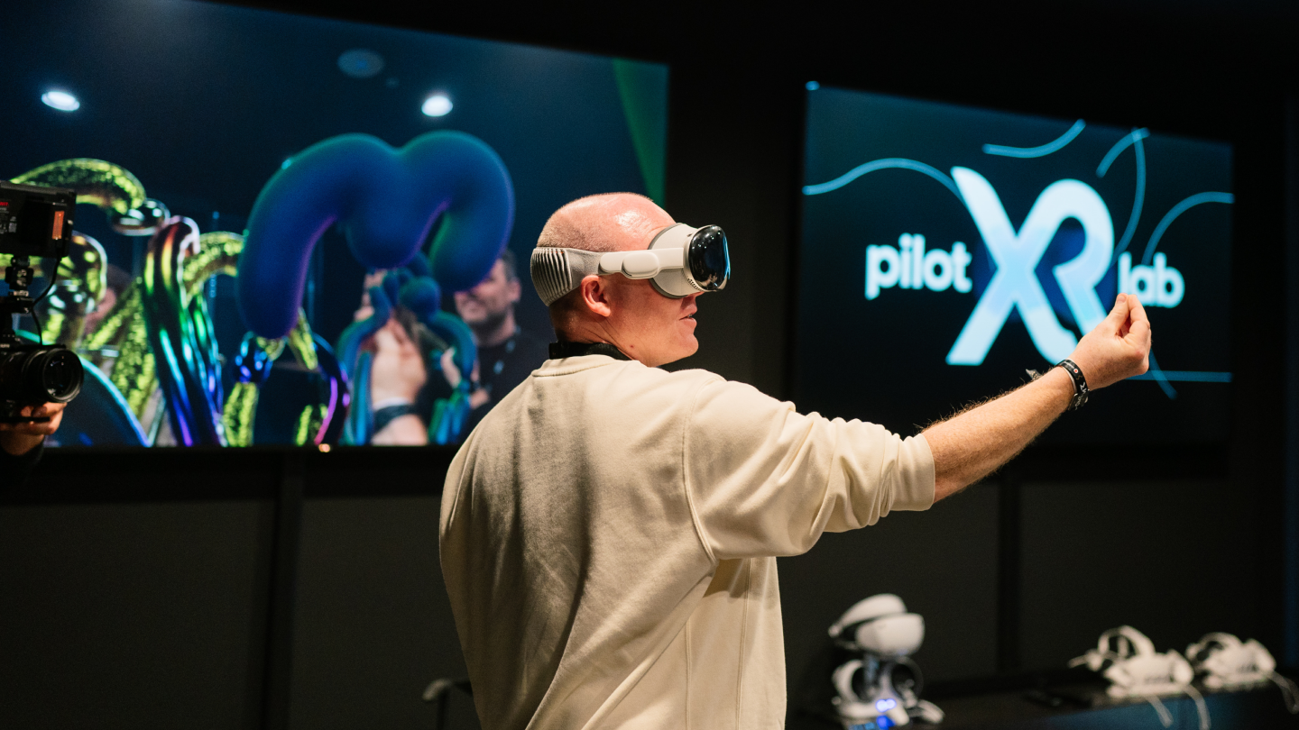 pilot Mitarbeiter mit VR Brille im pilot XR-Lab