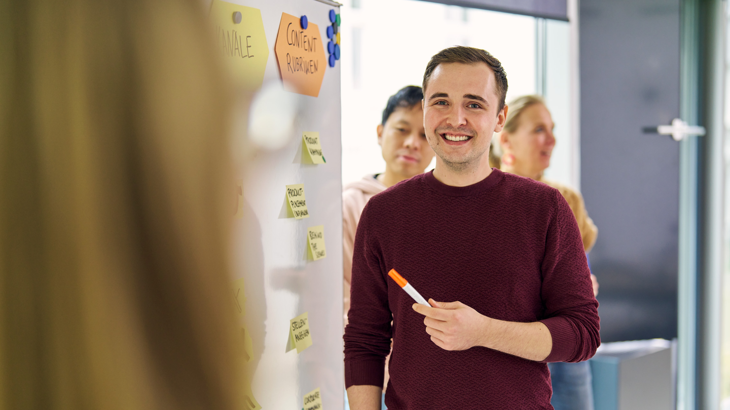 pilot Mitarbeiter präsentiert am Whiteboard