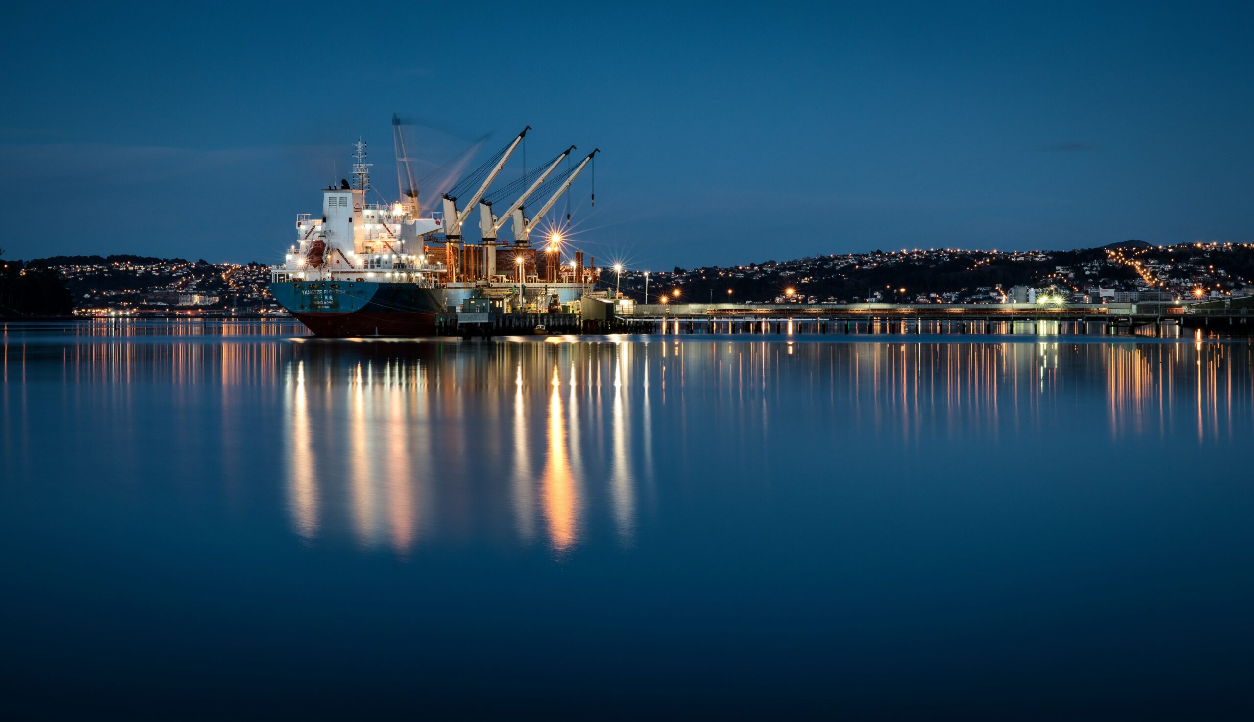 Schiff fährt bei Nacht in Hafen